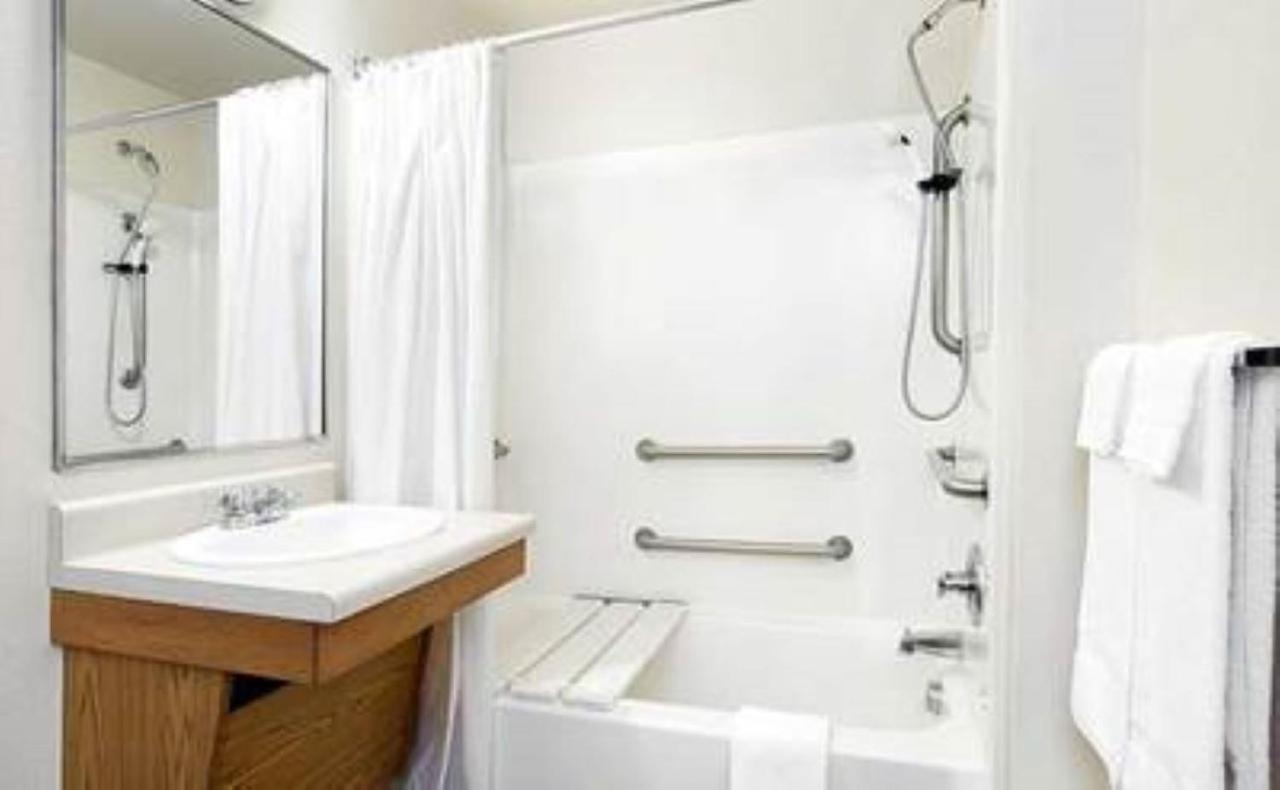Woodspring Suites Topeka Buitenkant foto